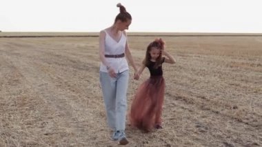 Anne kızıyla yürüyor.