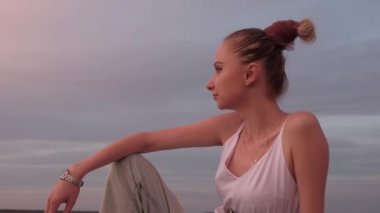 Kız samanlıkta oturuyor.