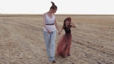 Anne kızıyla yürüyor.