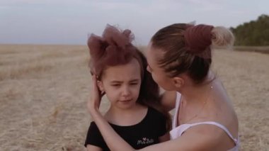 Anne çocuğa bakıyor.