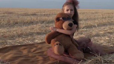 Oyuncak ayıyla küçük bir kız