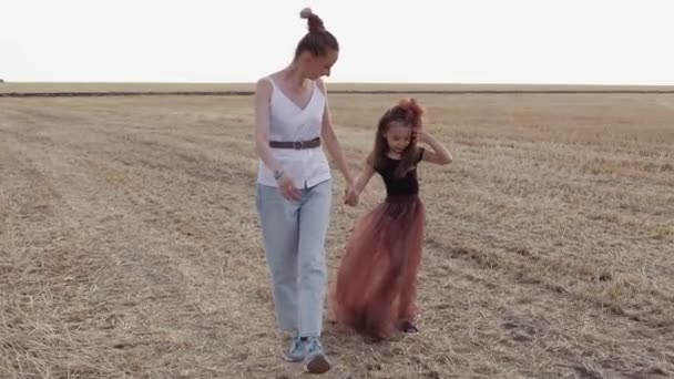 Mama Merge Fiica — Videoclip de stoc