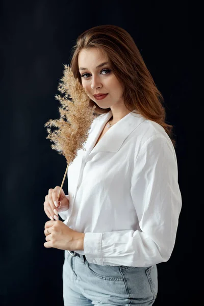 Elinde buğday sapı olan bir kız.