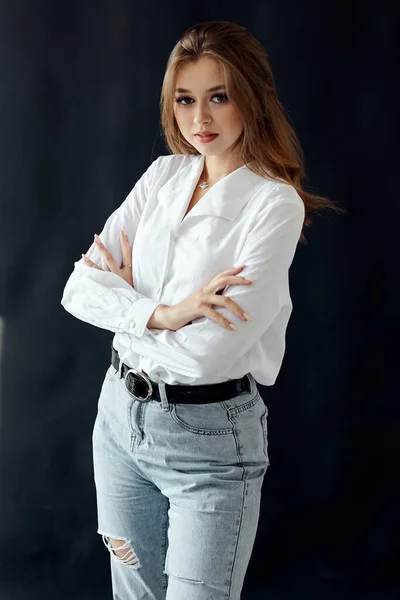 Beyaz gömlekli bir iş kızı portresi.