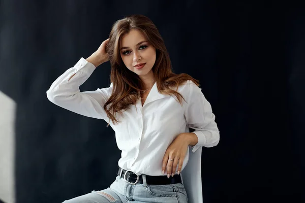 Karanlık bir arka planda bir kızın portresi