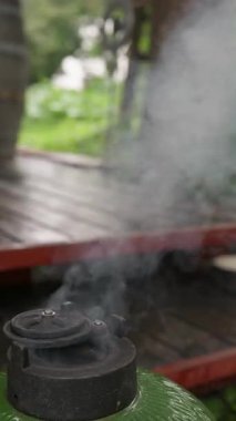 Açık Kömür Izgarasında Izgara Et ve BBQ Pirzola Duman ile