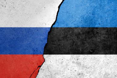 Beton bir duvarda Estonya ve Rusya bayrağı 