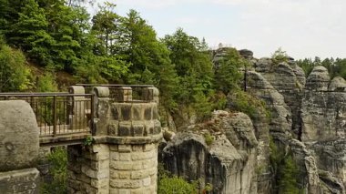 Almanya 'da Sakson İsviçre Ulusal Parkı' ndaki Bastei Köprüsü yakınlarındaki Elbe Nehri 'ne bakan uçurumlara bakan turist bakış açıları. Çarpıcı doğa manzarası seyahat ve açık hava projeleri için idealdir.