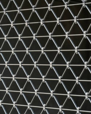 Penceredeki demir parmaklıkları kapatın, güvenlik ve koruma sembolü. Bina cephesinin mimari ayrıntıları, şehir güvenliği kavramı, ev savunması, hırsızlık karşıtı tasarım unsuru.