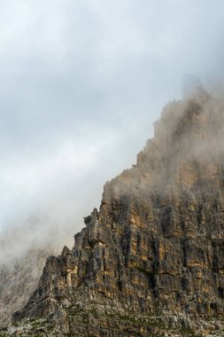 Dolomitler, İtalya 'da, Drei Zinnen' in karanlık fırtına bulutlarının altındaki görkemli manzarası. Karamsar ışık ile dramatik alp manzarası, seyahat, doğa, macera kavramları için mükemmel.