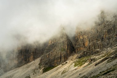Vahşi ve uzak Dolomite tepeleri sis ve alçak asılı bulutlarla kaplı. Atmosferik ve dramatik alp arazisi, açık hava, hayatta kalma, doğa içeriği için harika..