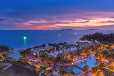 Alacakaranlık saat bir tropikal Resort ili Rayong, Tayland.