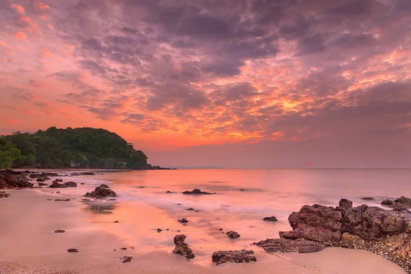 Hermoso Amanecer Sobre Mar Con Hermosas Nubes Playa Rayong Rayong — Foto de Stock