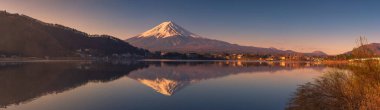 Kawaguchi Gölü'ndeki Fuji Dağı'nın Panoramik Manzarası