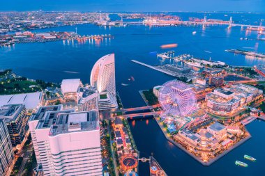 Yokohama Minato Mirai 21'in alacakaranlıkta havadan görünümü