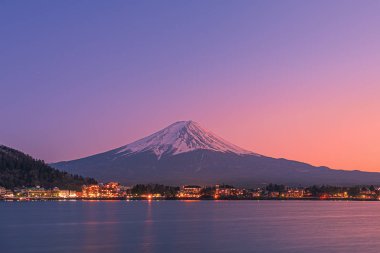 Fuji Dağı ve Kawaguchi Gölü 'ndeki son ışık.
