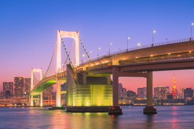 Alacakaranlıkta Gökkuşağı Köprüsü ve Tokyo Kulesi
