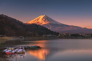 Japonya 'nın Yamanashi ilindeki Kawaguchi Gölü' nde Fuji Dağı 'nın zirvesine ilk ışık vuruyor..
