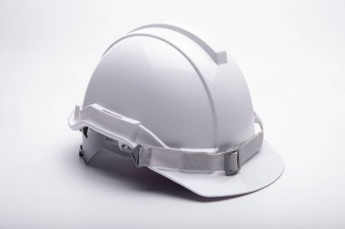 Beyaz arka plan üzerinde beyaz emniyet kask İnşaat