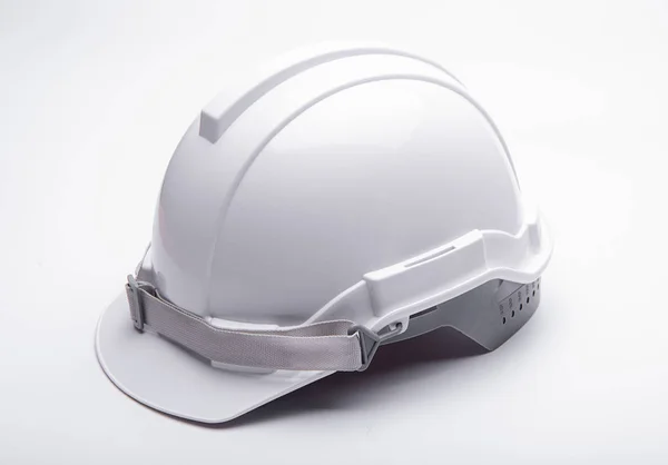 白色背景上的白色安全头盔建设 — 图库照片