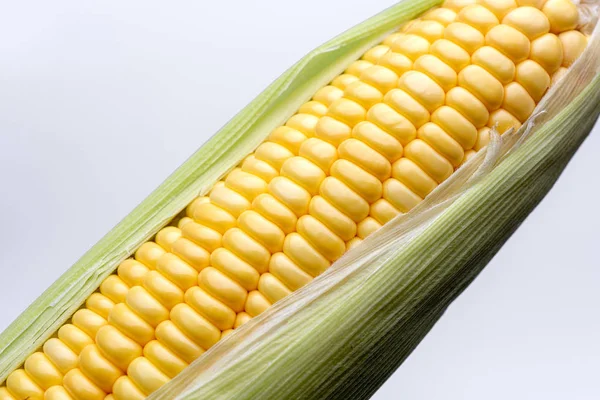 Kukuřice Izolované Bílém Pozadí Detailní Pohled Shora — Stock fotografie