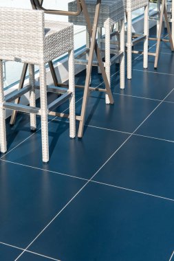 Modern mavi açık döşeme beyaz sandalye ile.