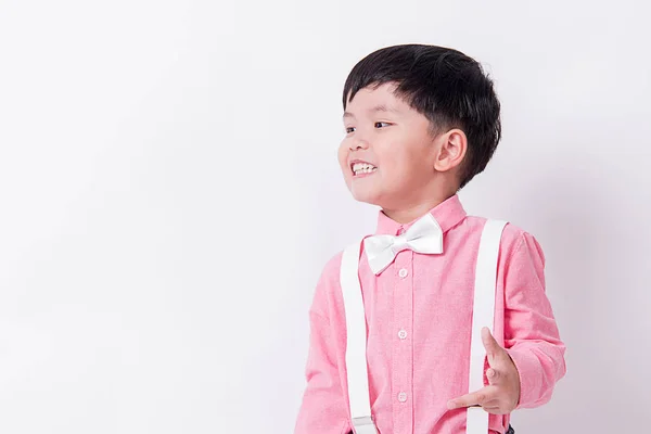 Boy Gülümseyerek Resmi Pembe Gömlek Kravat Takıyor — Stok fotoğraf