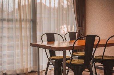 Yemek masası ahşap zemin üzerinde rahat oda içinde