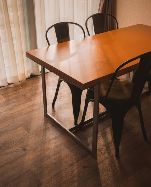 Yemek masası ahşap zemin üzerinde rahat oda içinde