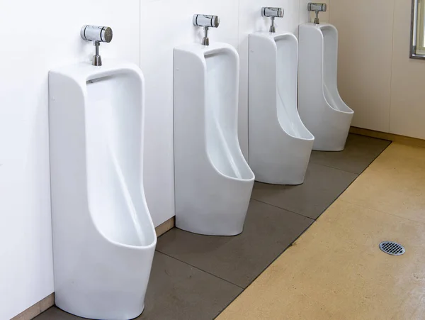 Articles Sanitaires Céramique Blanche Dans Les Toilettes Toilettes Pour Hommes — Photo