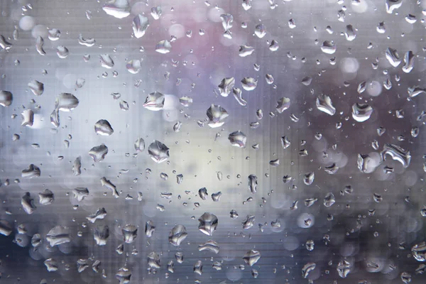 Ev ve arka plan kilisede penceresindeki yağmur damlaları