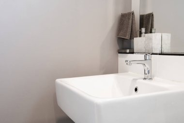 Lavabonun içi lavabo ve muslukla dolu.