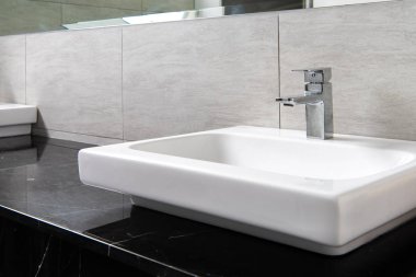 Lavabonun içi lavabo ve muslukla dolu.