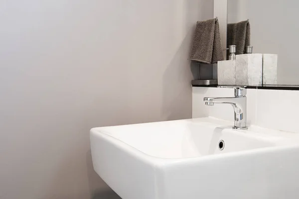 Badezimmerausstattung Mit Waschbecken Und Wasserhahn — Stockfoto