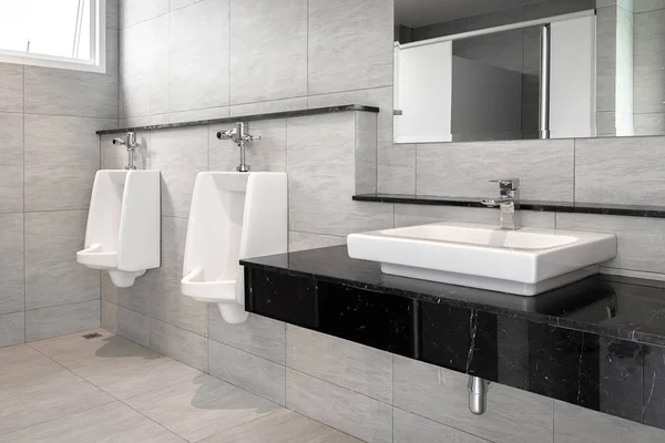 Interior Del Baño Con Lavabo Grifo — Foto de Stock