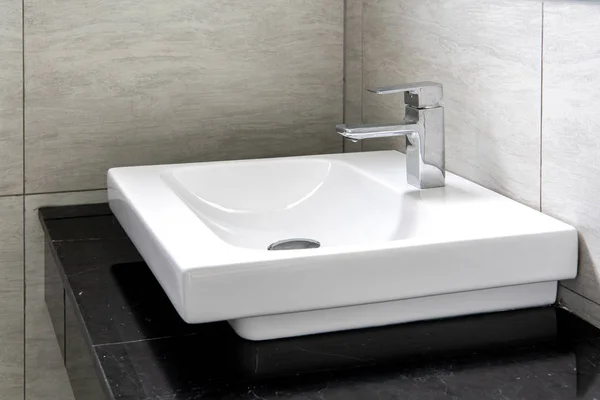 洗面器と蛇口付きのバスルームのインテリア — ストック写真