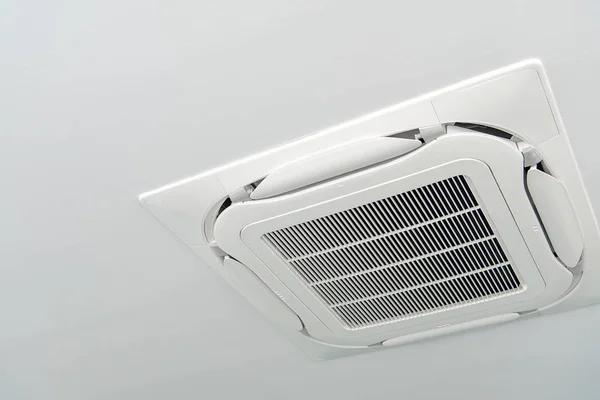 Tavanda yüklü modern klima sistemi