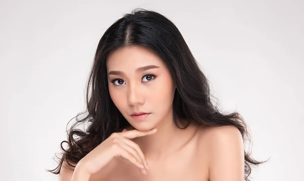 年轻美丽的亚洲女人 有着干净新鲜的皮肤 美女脸蛋的护理 面部治疗 化妆品 美容美发和温泉 — 图库照片