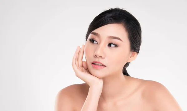 Güzel Genç Asyalı Kadın Ile Temiz Taze Cilt Bak Kız — Stok fotoğraf