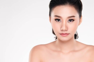 Güzel genç Asyalı kadın ile temiz taze cilt bak, kız güzellik yüz bakımı. Yüz tedavi, kozmetik, güzellik ve spa.