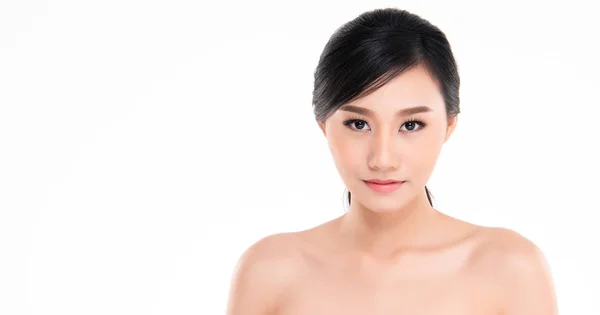Mulher Asiática Nova Bonita Com Pele Fresca Limpa Olha Afastado — Fotografia de Stock