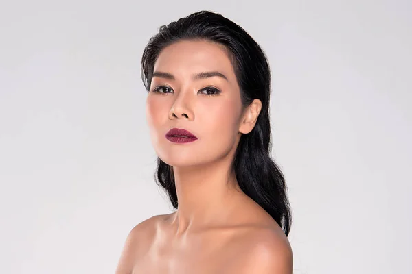 Mulher Asiática Nova Bonita Com Pele Fresca Limpa Olha Afastado — Fotografia de Stock