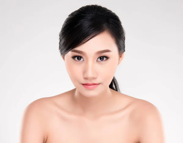 美丽的年轻亚洲妇女与干净的新鲜皮肤看远 女孩秀丽面孔关心 面部护理 美容和水疗 — 图库照片