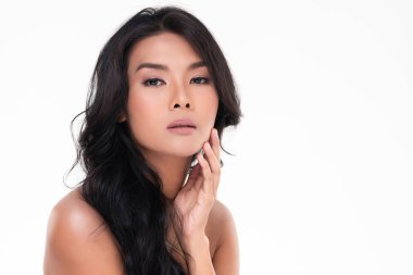 Güzel genç Asyalı kadın ile temiz taze cilt bak. Kız Güzellik yüz bakımı. Yüz tedavi. Kozmetik, güzellik ve spa, makyaj, 