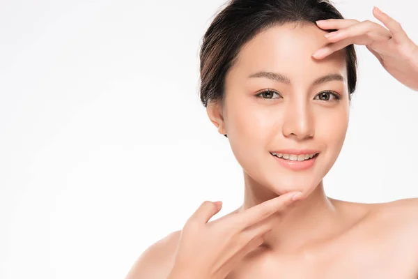 年轻美丽的亚洲女人 有着干净新鲜的皮肤 美女脸蛋的护理 面部治疗 化妆品 美容美发和温泉 — 图库照片