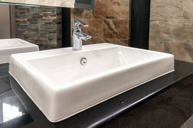 Güzel banyo iç lavabo ve bataryası ile.