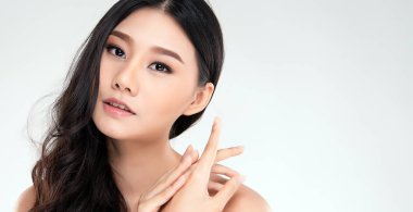 Temiz ciltli güzel bir Asyalı kadın. Güzel kız yüz bakımı. Yüz bakımı. Kozmetik, güzellik ve kaplıca.