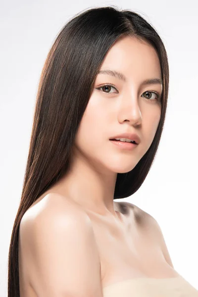 Temiz ciltli güzel bir Asyalı kadın. Güzel kız yüz bakımı. Yüz bakımı. Kozmetik, güzellik ve kaplıca.