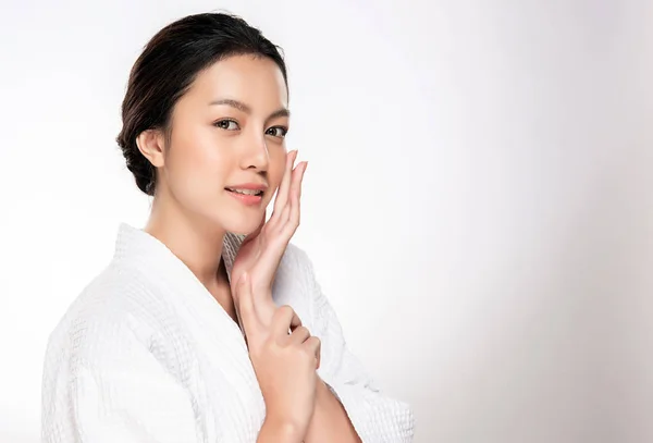 Temiz ciltli güzel bir Asyalı kadın. Güzel kız yüz bakımı. Yüz bakımı. Kozmetik, güzellik ve kaplıca.