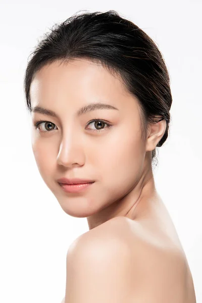 Temiz ciltli güzel bir Asyalı kadın. Güzel kız yüz bakımı. Yüz bakımı. Kozmetik, güzellik ve kaplıca.